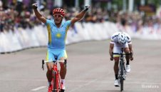 Александър Винокуров спечели златото в колоезденето на шосе