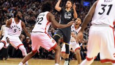 Стеф Къри тероризира и Торонто