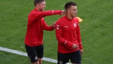 Истински отбор: Датчаните събраха пари за съотборник, за да види бебето си