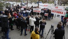 Легендарни борци и деца поискаха оставката на Станка Златева