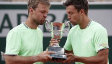 Шампион на Ролан Гарос работи в супермаркет за 450 евро