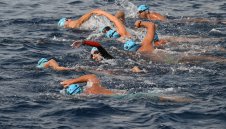 100-годишен мъж отпразнува рождения си ден в басейна