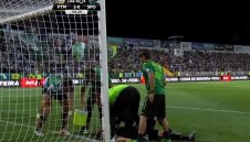 Защитник на Спортинг спаси живота на съотборник + ВИДЕО