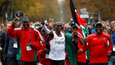 Зашеметяващо! Кипчоге пробяга маратонска дистанция за историческо време