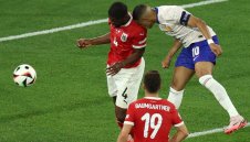 Огромна новина за счупения Мбапе!