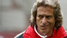 Фенове на Бенфика заплашиха треньор с бой