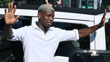 Коляното спъна Погба за мач с Барса