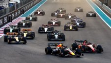 Макс финишира сезона с нова победа, Мерцедес остана пред Ферари