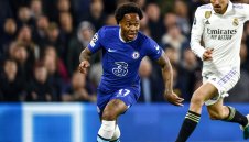 Стърлинг няма обяснение за резилите на Челси