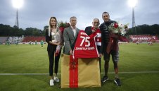 Министърът на отбраната Красимир Каракачанов награди легендата Димитър Пенев