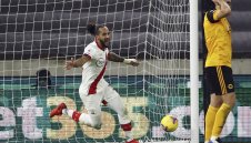 Помните ли го? Тио Уолкот  с гол във Висшата лига в 14-и пореден сезон