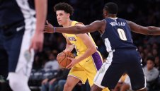 Лонзо напомни за себе си с втори трипъл-дабъл