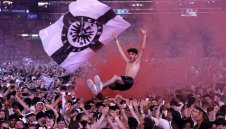 Еуфория: Над 100 000 ултраси посрещат играчите на Айнтрахт