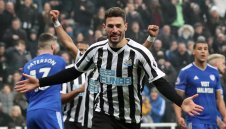 Швейцарски защитник измъкна Нюкасъл от опасната зона