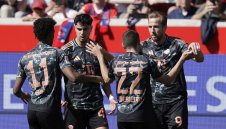 Хари Кейн е наказан, но ще празнува първи трофей