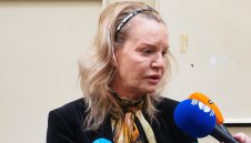 Стефка не приема загубата и използва трикове за удържане на властта