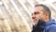 Ръкостискане по време на пандемия: Флик ще води Байерн до 2023 година