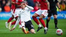 Играе в Юнайтед, Меси го плю, а Бърнли не го иска