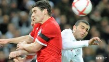 Гарет Бари на линия за мача с Алжир