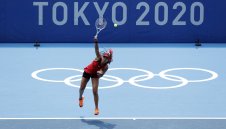 Осака бие лошо в Токио