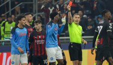 Тифозите на Наполи заведоха дело срещу съдията