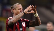 Мексес подписа нов договор с Милан