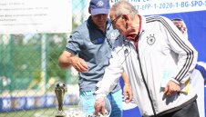 За да не изпусне полета отново: Чичо Митко пристигна първи на летището