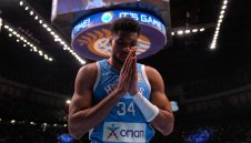 Янис прати Гърция в Париж, Бразилия и Испания също са там