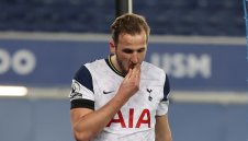 Кейн спаси Тотнъм срещу Евертън, но напусна контузен