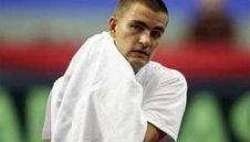 Тенисист изхранва слончетата на Тито