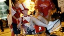 Английски фенове се млатят в бар в Щутгарт