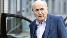 Сеп Блатер приет по спешност в болница