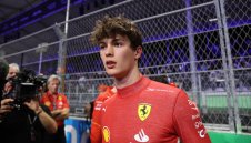 Пилот на Ферари крие секси кака + СНИМКИ