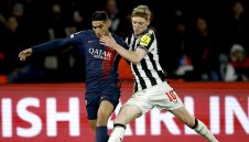 Фенове на Евертън се присмиват на свой юноша след разгрома над Нюкасъл