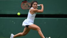 Бомба или не? Шампионката на Уимбълдън също стегна багажа