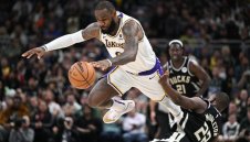 ЛеБрон изпревари легендата Меджик Джонсън по асистенции