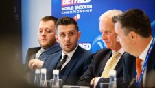 Пече се сензация! Първенецът на планетата Селби е в тежък нокдаун