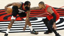 44 точки на Брадата на стигнаха на Хюстън