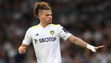 На "Олд Трафорд" избират от трима за промяната в средата на терена