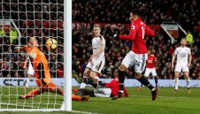Срам на Коледа! Резерва спаси Юнайтед от жесток резил на "Олд Трафорд"