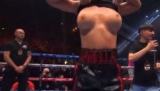 Боксьорка си размаха циците на ринга след трудна победа + ВИДЕО