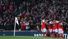 Арсенал “спря тока” и на Лийдс