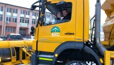 Генерал Божигол лично яхна снегорина, за да чисти терена във Враца