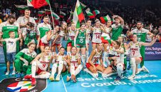 Стоичков надъха родните волейболистки преди мача с Швеция 