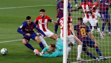 Алчност: Тер Стеген разцепи Барса на две