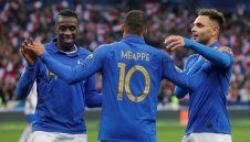 По шампионски: Бойни "петли" разпердушиниха коравите исландци + СНИМКИ