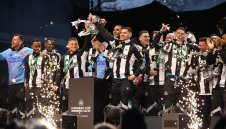 300 000 празнуваха на парада на Нюкасъл (ВИДЕО)