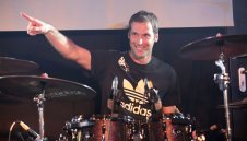 Eдни бият барабаните, други надуват тромпета