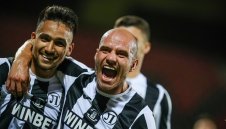 Китайци с мижава оферта за перлата на Локо Пд