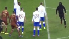Хулиган гони с метална тръба съдията в дербито на Хърватия + ВИДЕО